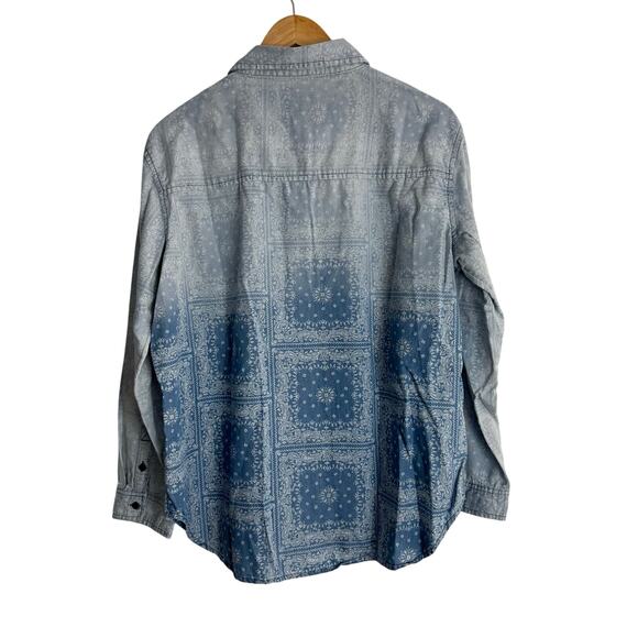 American Eagle Chambray Shirt Womens Medium Blue Ombre Bandana Print Western - Picture 3 of 9